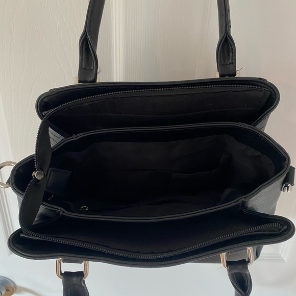 Elegant Black Handbag - Picture 3 of 5